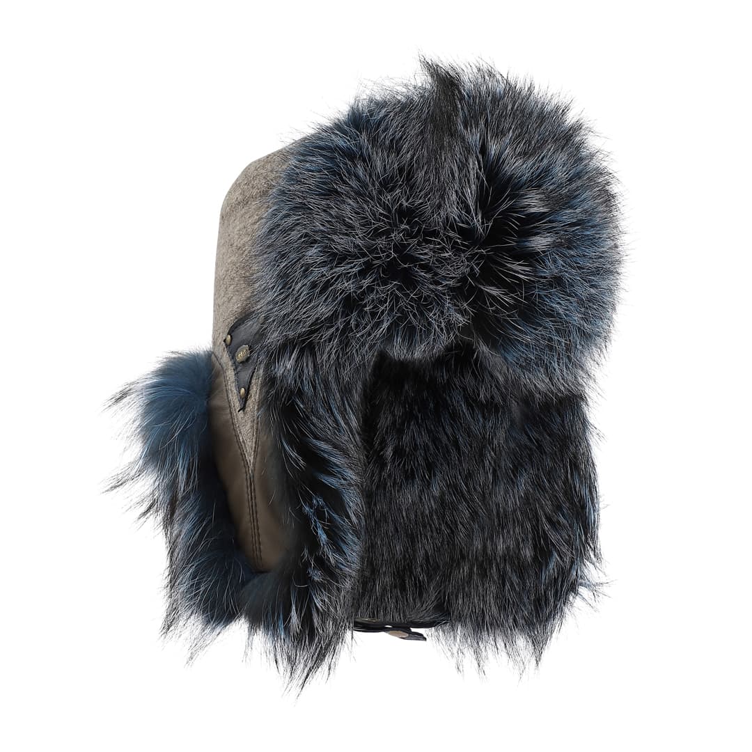 Pelshat med blå øreklapper