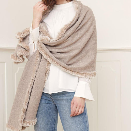 Scarlet tørklæde med pelskant