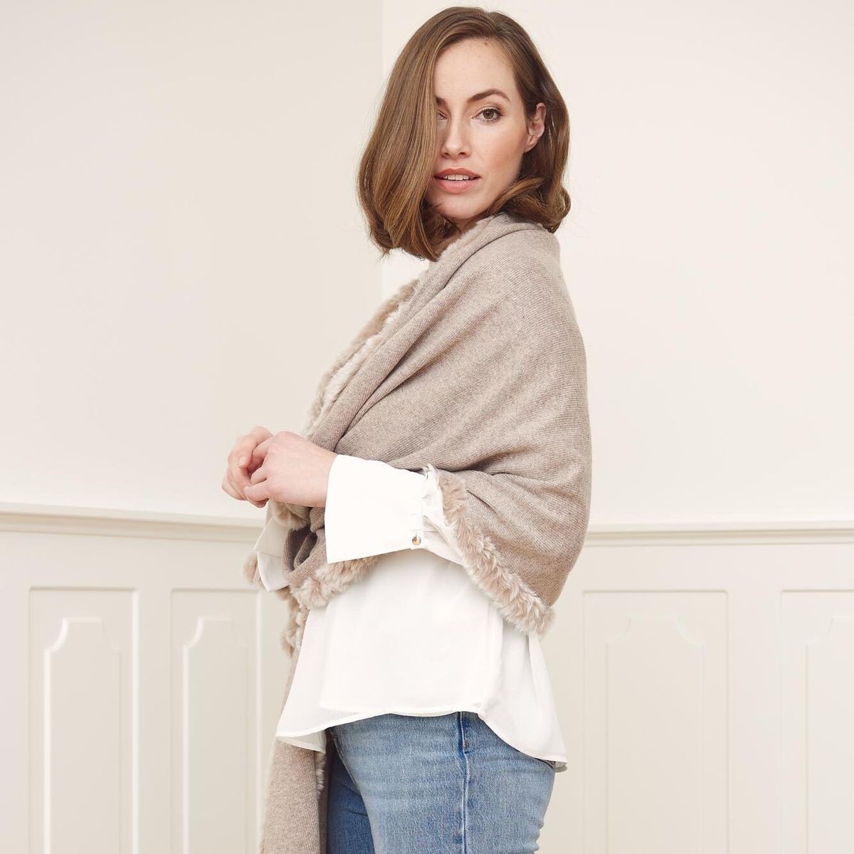 Scarlet tørklæde med pelskant